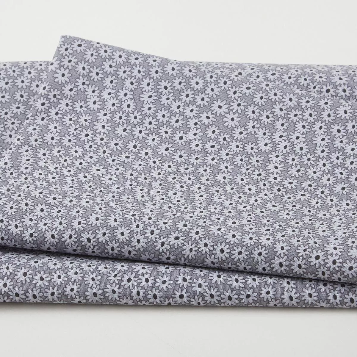Simply Prints – Daisies Dark Gray 2 Yard Cut